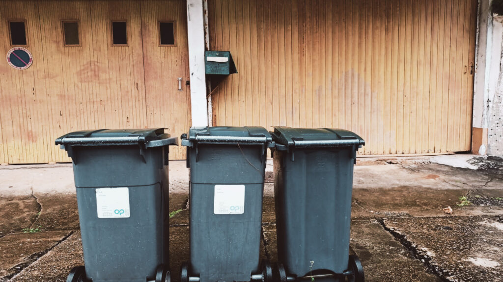 Lorsque vous sotrtez vos poubelles, pensez à mettre les poignées côté rue, c'est plus pratique pour les éboueurs.