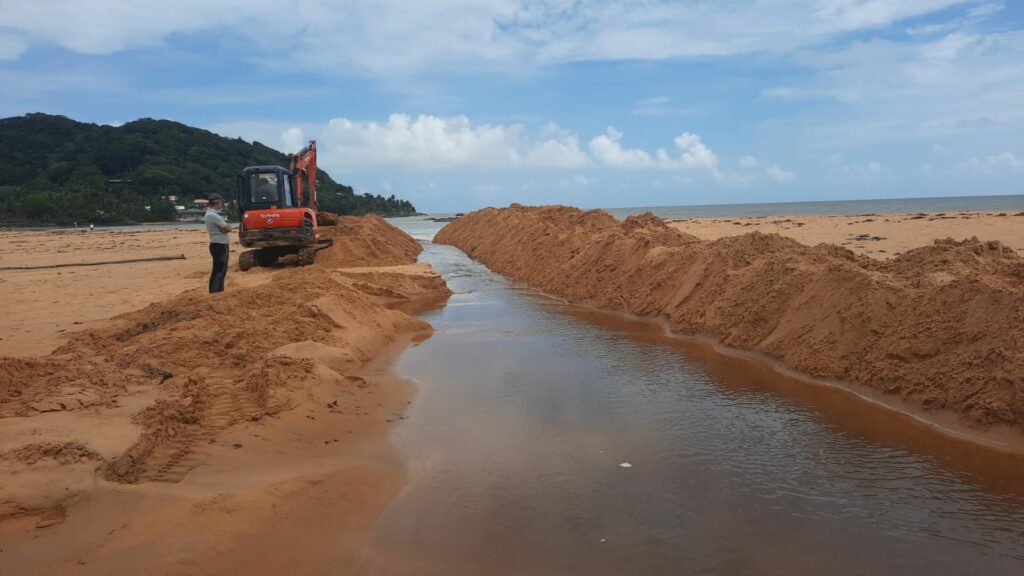 Le canal permet l'écoulement des eaux du marais vers la mer et permet la prévention des inondations de la zone