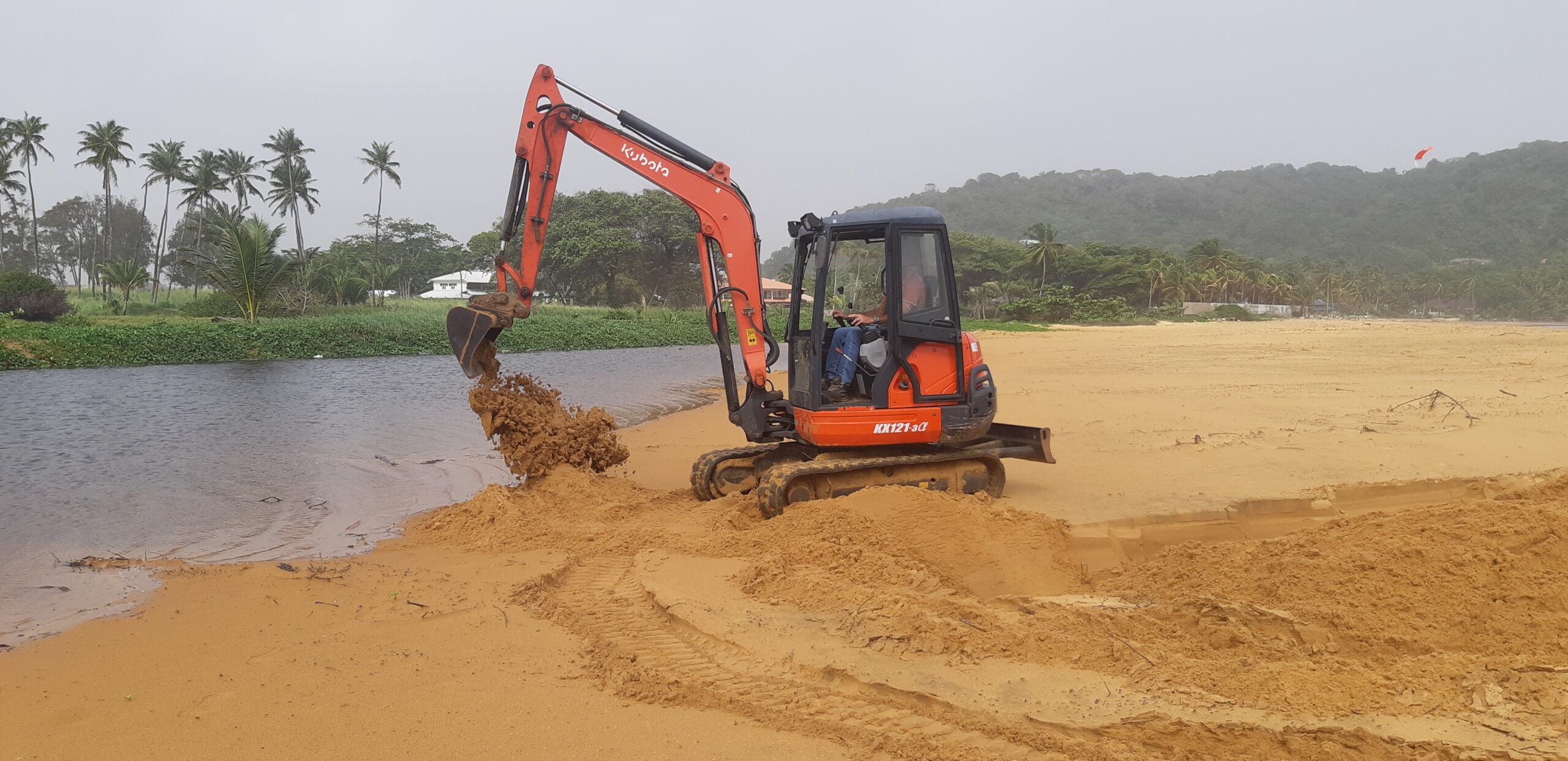 Une pelle mécanique creuse le sable pour créer un canal ©CACL 2024