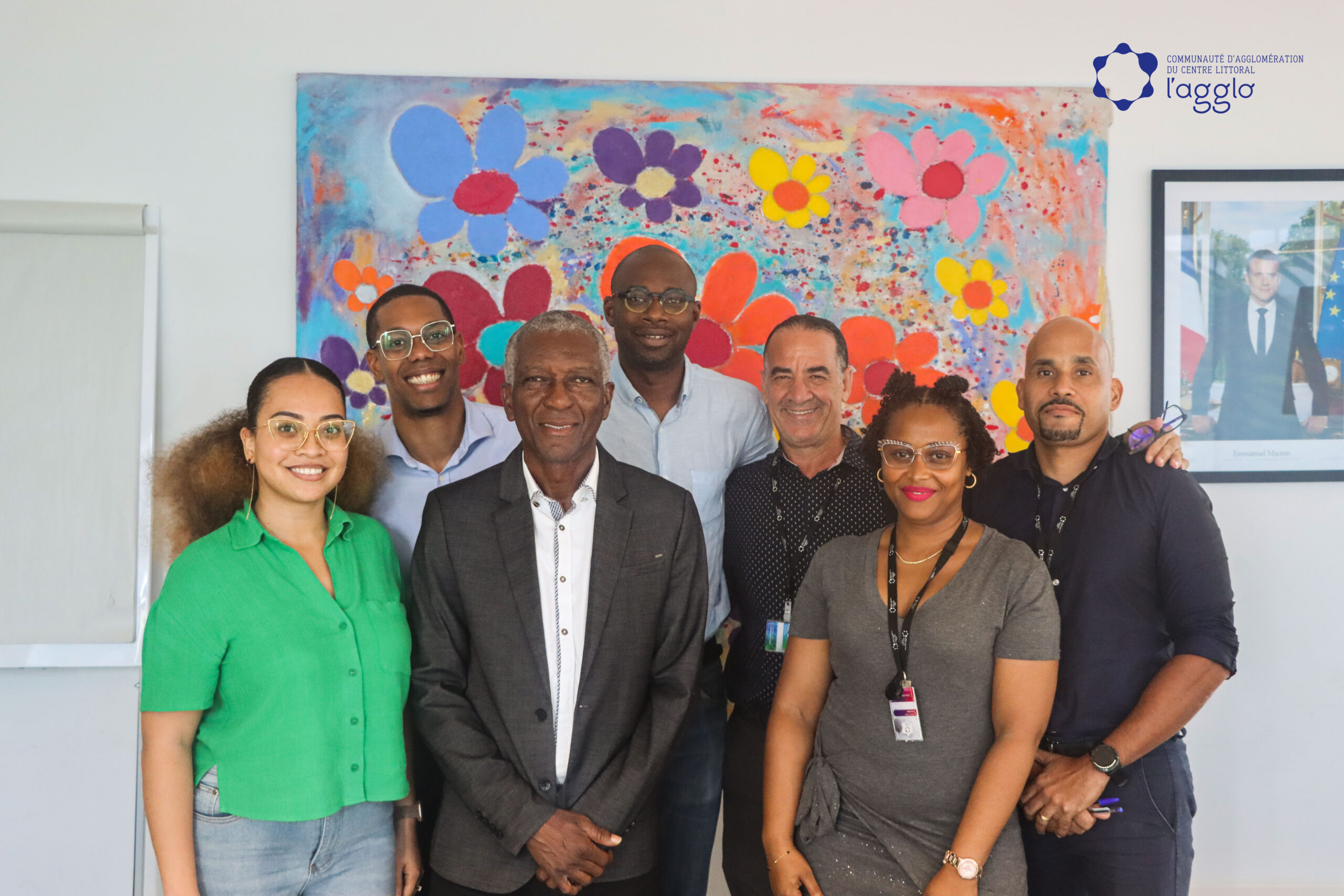 De gauche à droite et de haut en bas : madame Chrétien, (titre), Stephann CLAIRICIA, directeur territorial d'ALS Guyane, Ibrahima DIA, directeur Outre-mer d'ALS, Yahya DAOUDI, conseiller communautaire, Laurent ACÉLOR, responsable de la cellule Habitat et Planification à la CACL, Serge SMOCK, président de la CACL, Anne-Flore RIODIN, chargée de mission habitat social