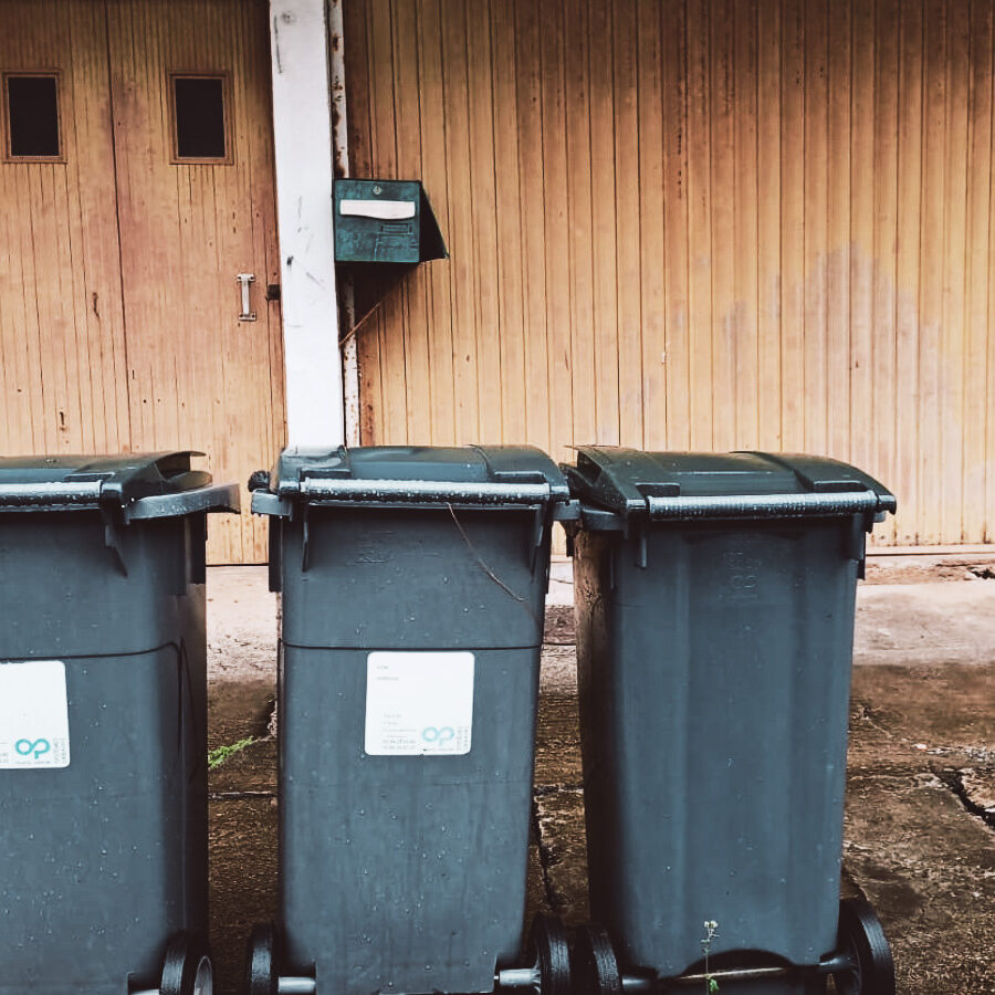 Lorsque vous sotrtez vos poubelles, pensez à mettre les poignées côté rue, c'est plus pratique pour les éboueurs.